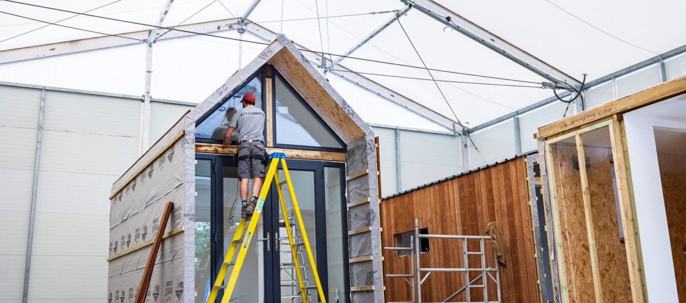 Temporary workshop for manufacturing glamping pods