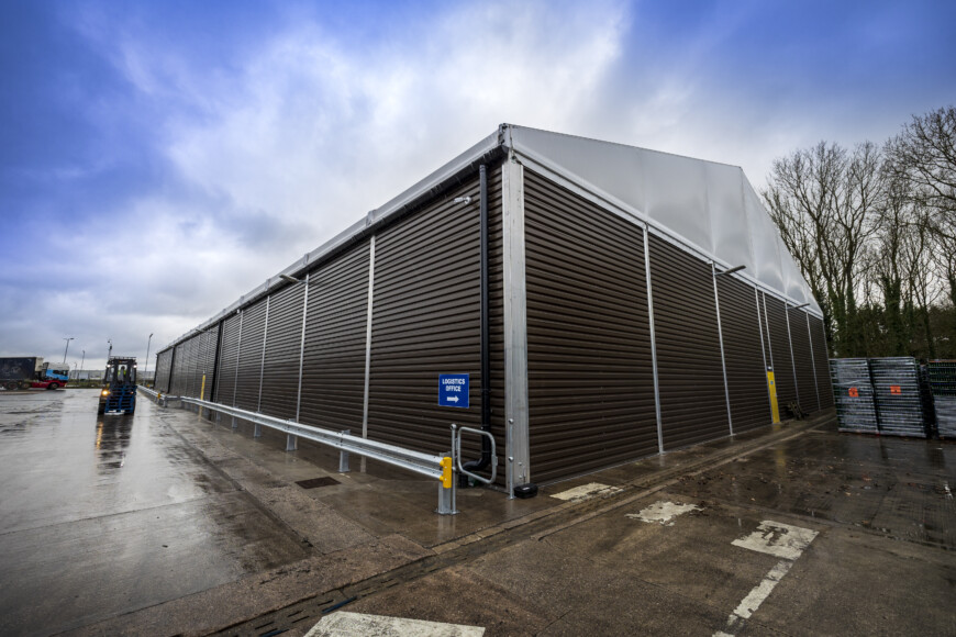 part-insulated-temporary-warehouse-with-coloured-cladding