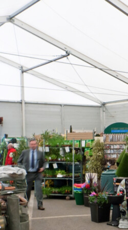 emergancy-temporary-retail-building-housing-garden-centre
