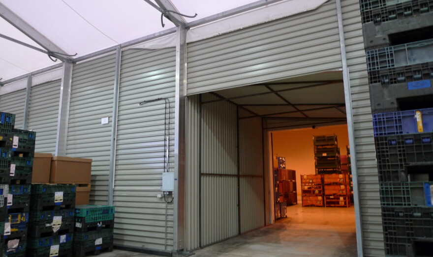 aganto-temporary-building-with-link-to-existing-structure