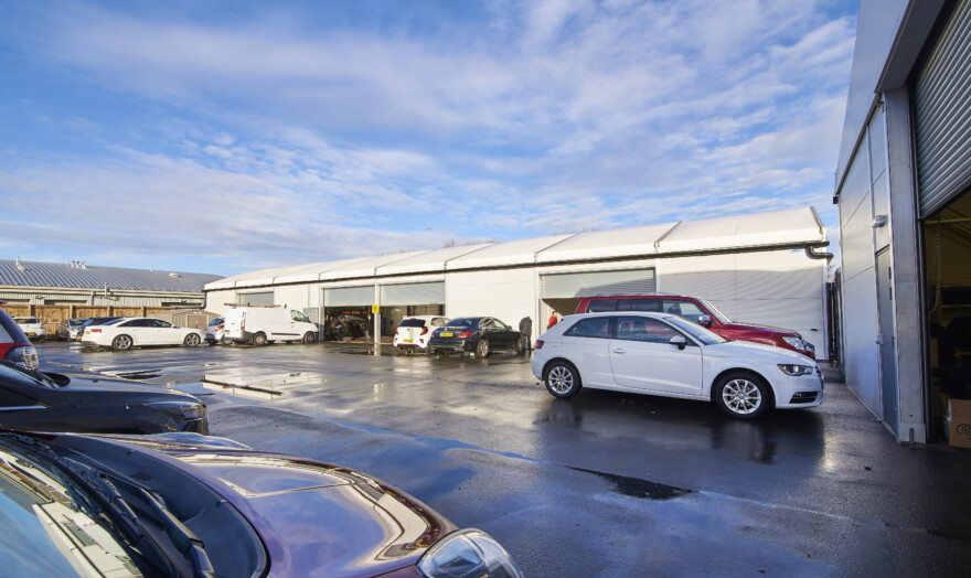 aganto-temporary-building-used-as-a-vehicle-workshop