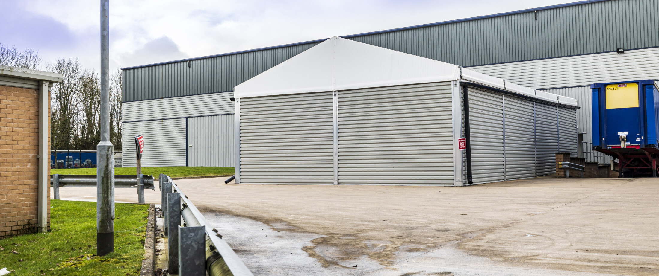 Non-insulated-temporary-warehouse-used-for-storage